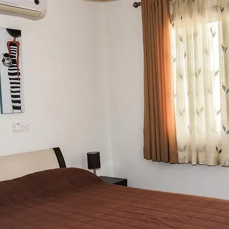 King's Gardens * פאפוס